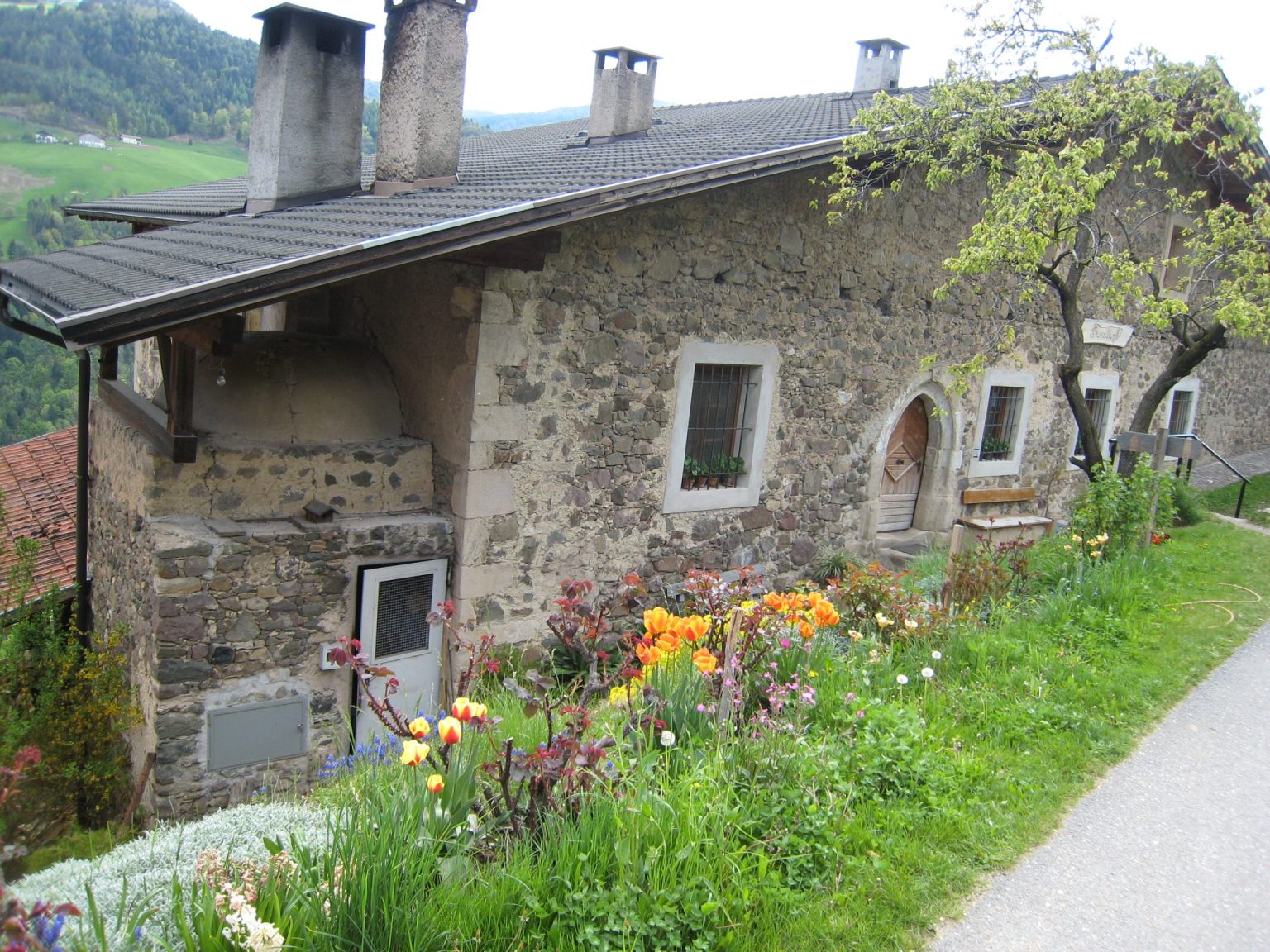 Alter Hof mit Backofen im Schlerngebiet bei Völs entlang des Oachener Höfeweges