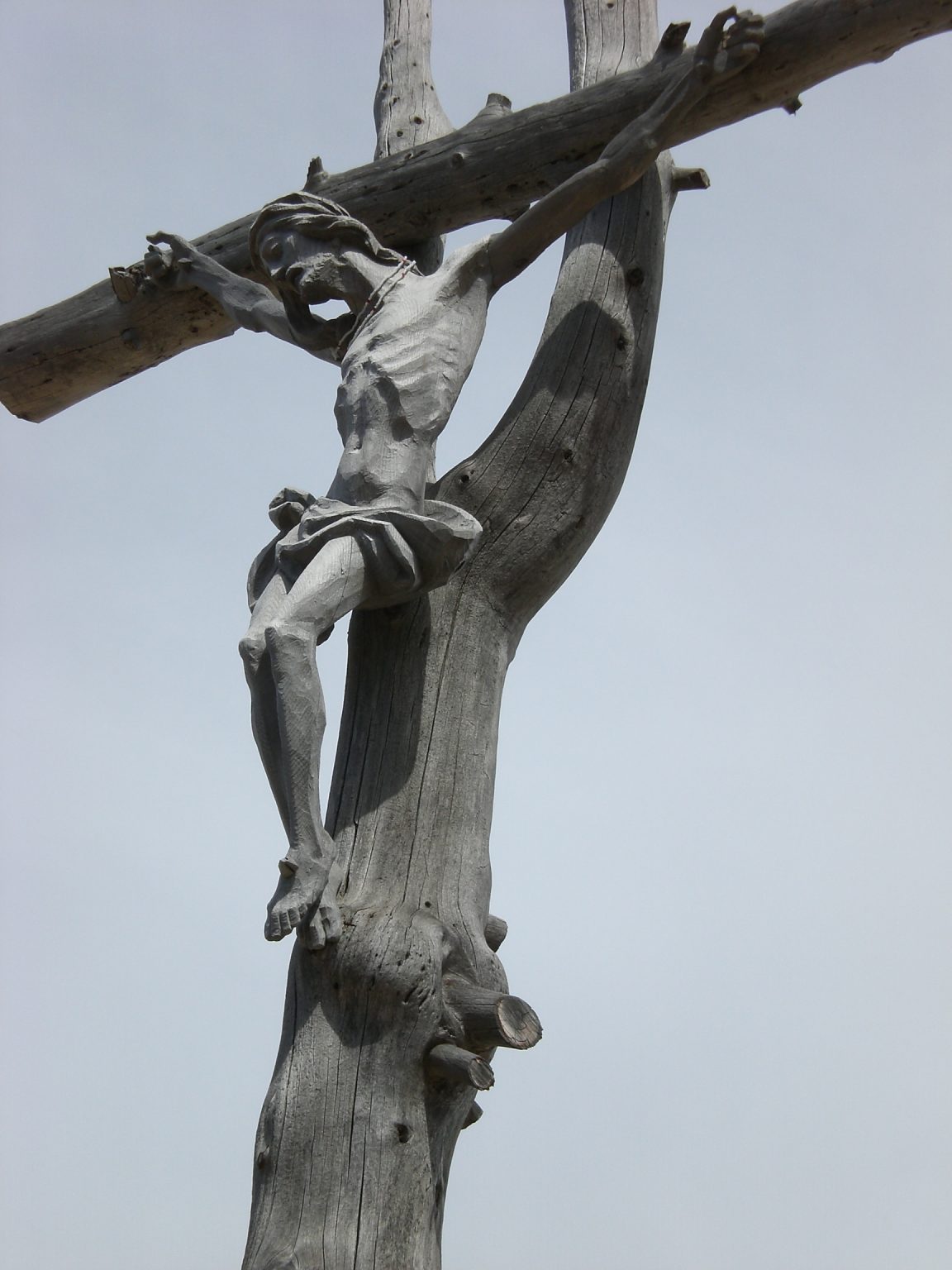 Holzgeschnitztes Wegkreuz im Grödental