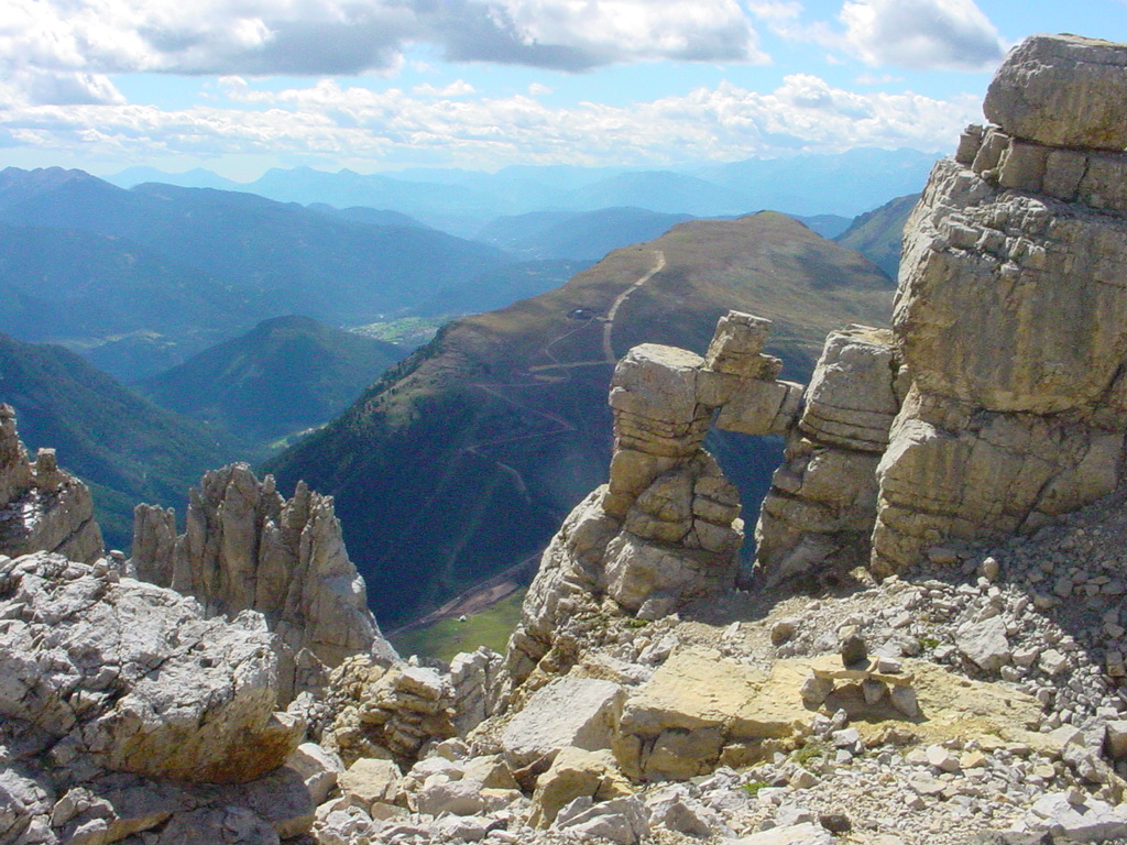 Feldformationen im Latemargebiet mit Blick auf das Skigebiet Obereggen und nach Süden Richtung Südtiroler Unterland