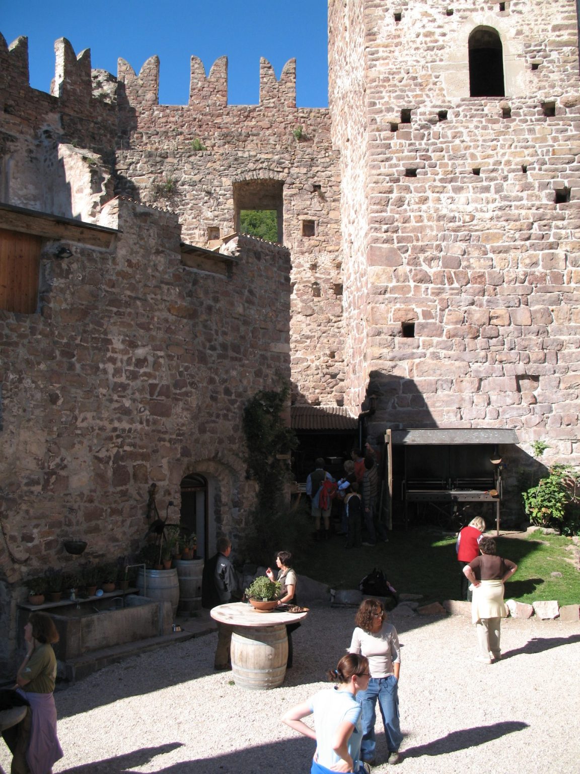 Blick auf den Innenhof der Burganlage