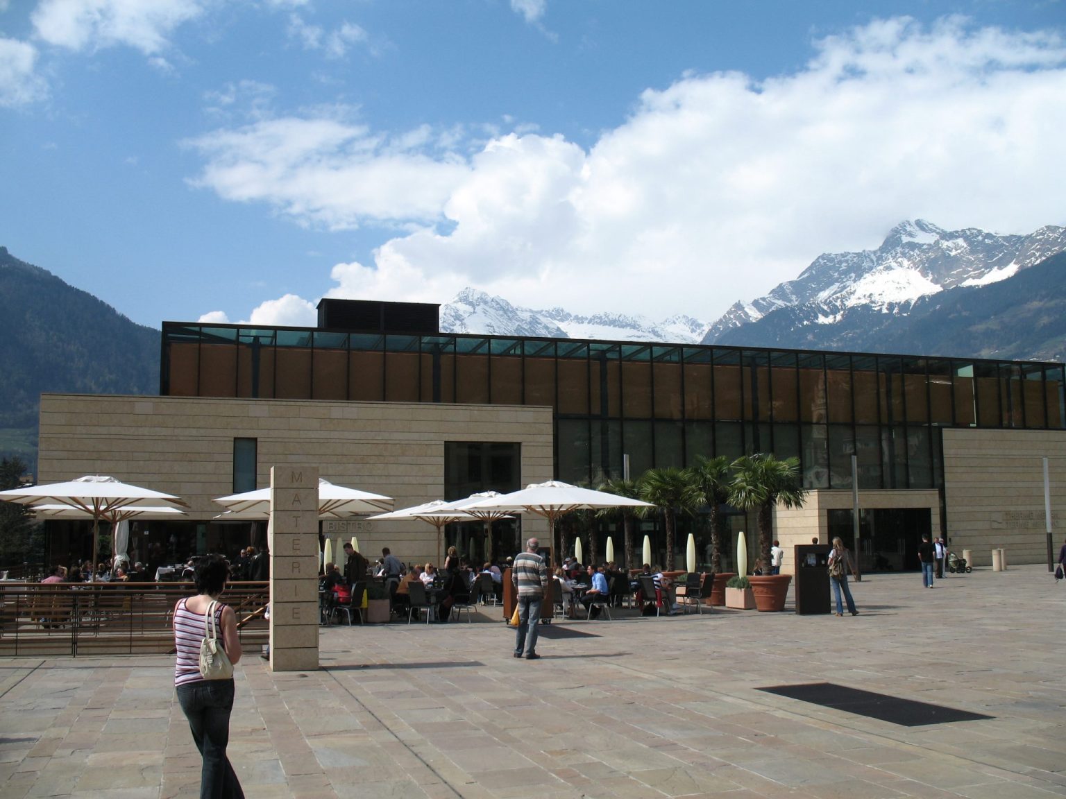 Die neue Terme Meran mit Blick in Richtung Texelgruppe