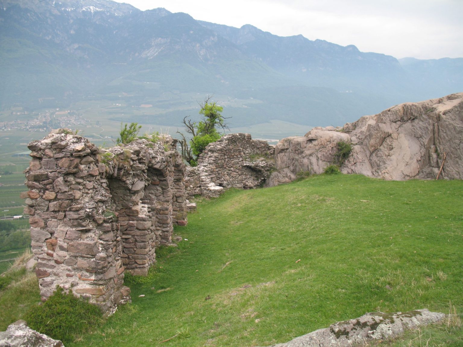 Prähistorische Bauten im Süden Südtirols
