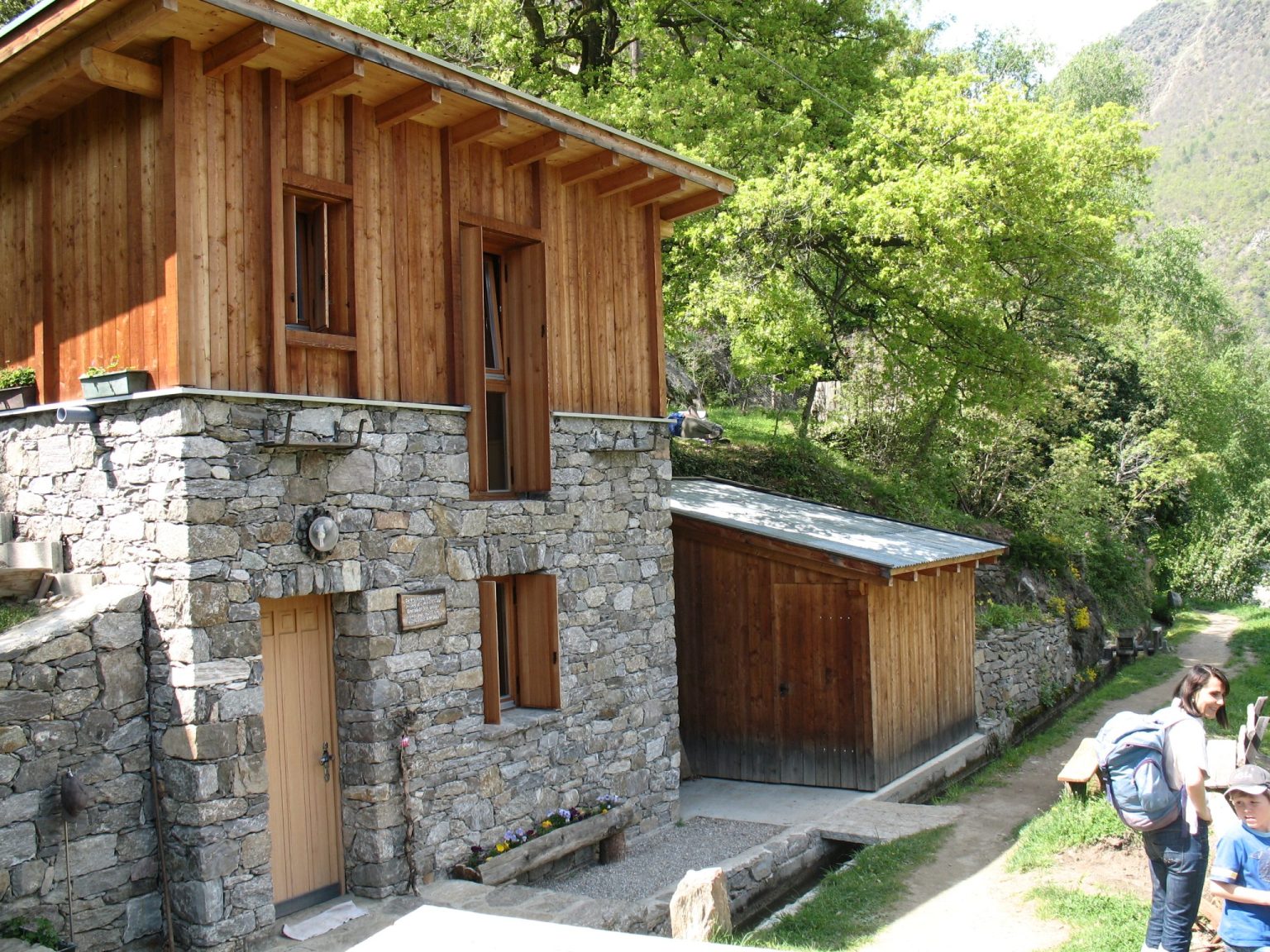 Das Waalerhaus direkt am Schnalswaal beim Schlosswirt am Eingang zum Schnalstal - besonders interessant für Kinder auch der angrenzende Streichelzoo