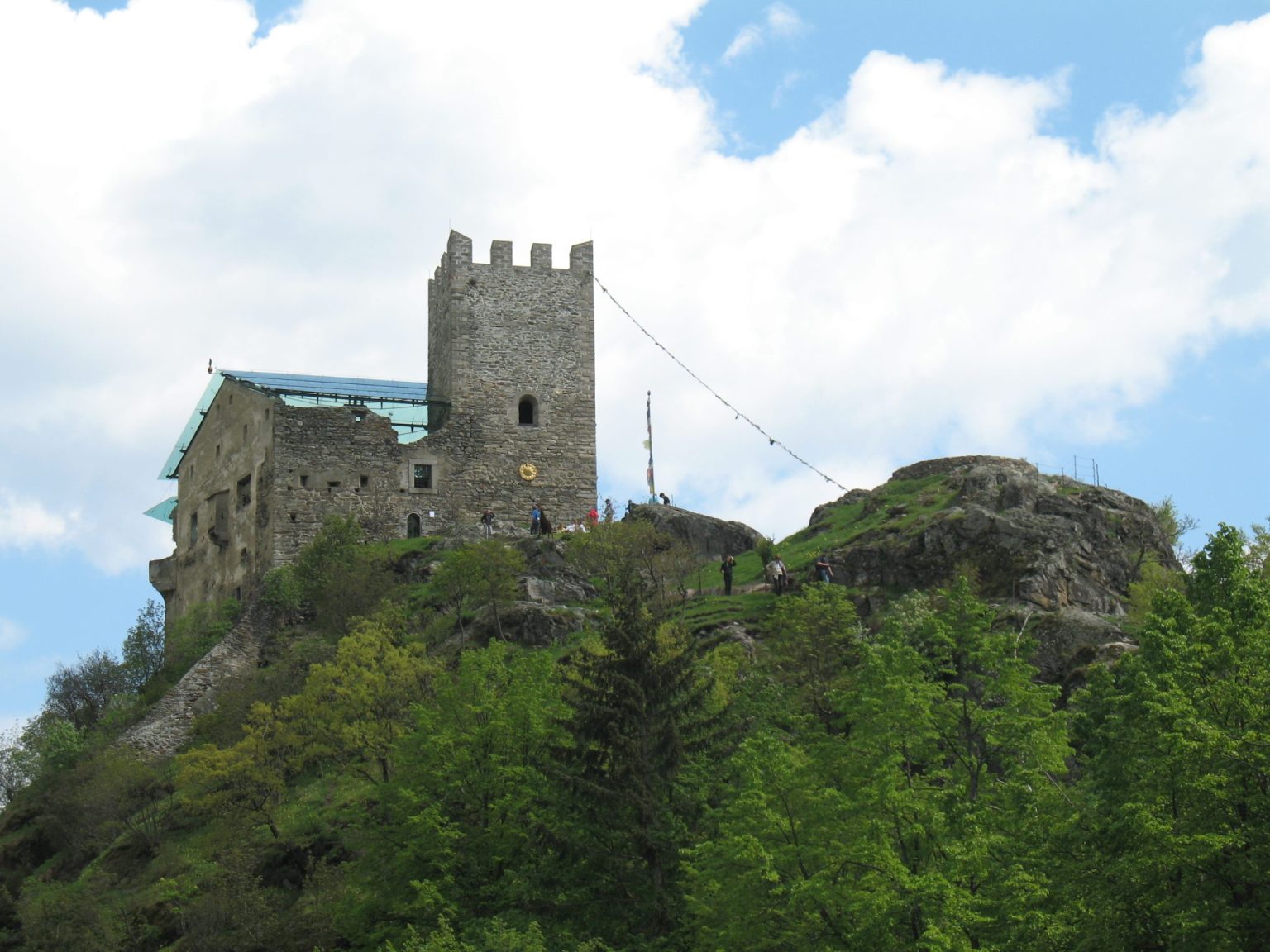 Reinhold Messners Schloss Juval am Eingang zum Schnalstal hoch über dem Vinschgau mit tibetischen Gebetsfahnen