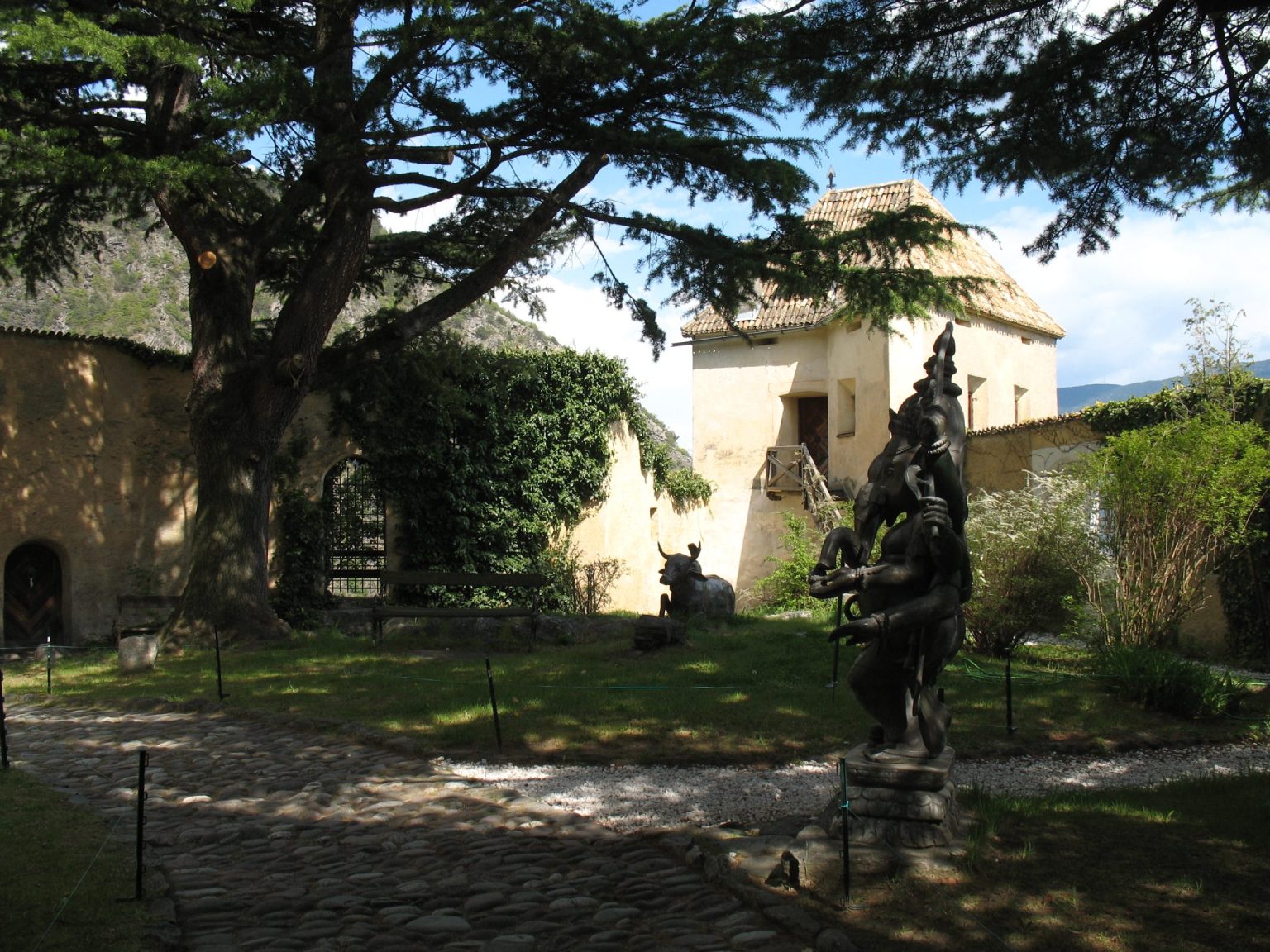 Tibetische Dämonenfiguren im Schlossgarten innerhalb von Schloss Juval im Vinschgau