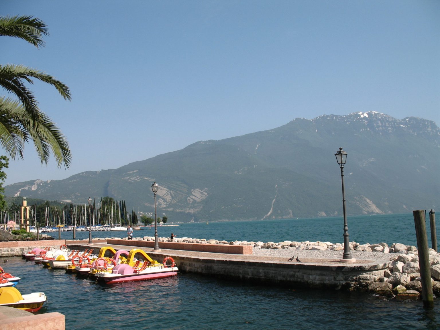 Blick vom Gardasee in Richtung Torbole und den Monte Baldo