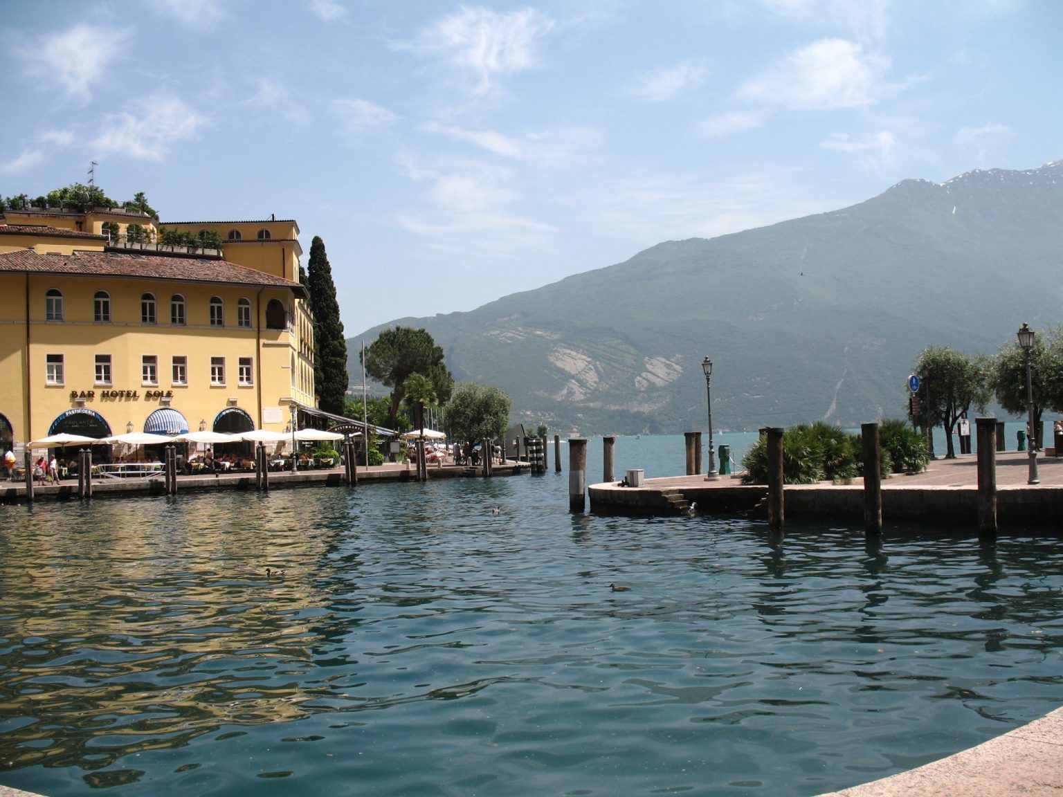 Blick von Riva del Garda nach Torbole