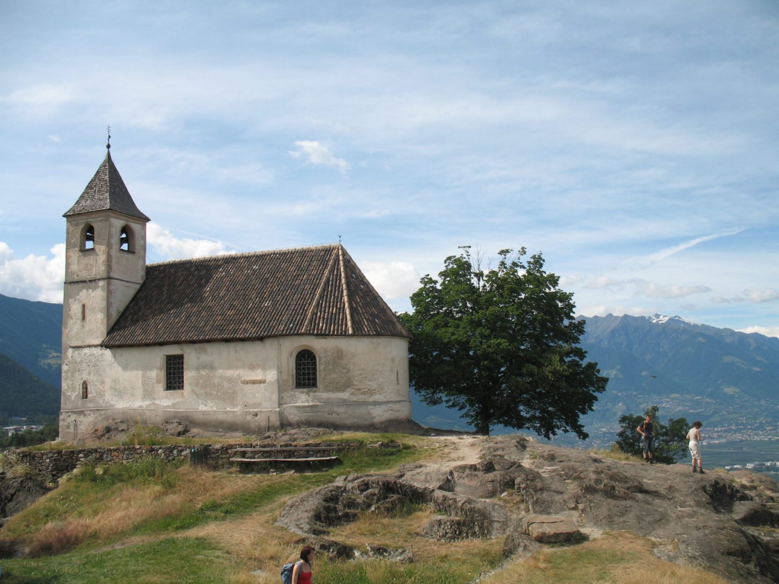 Das Kirchlein St. Hippolyth mit Meran und dem Burggrafenamt im Hintergrund