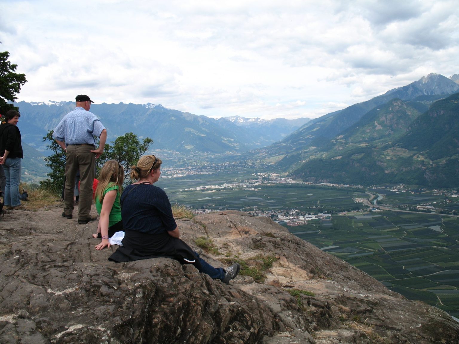 Blick auf den Talkessel von Meran, dem Passeiertal und Hafling, sowie der Hirzerspitze