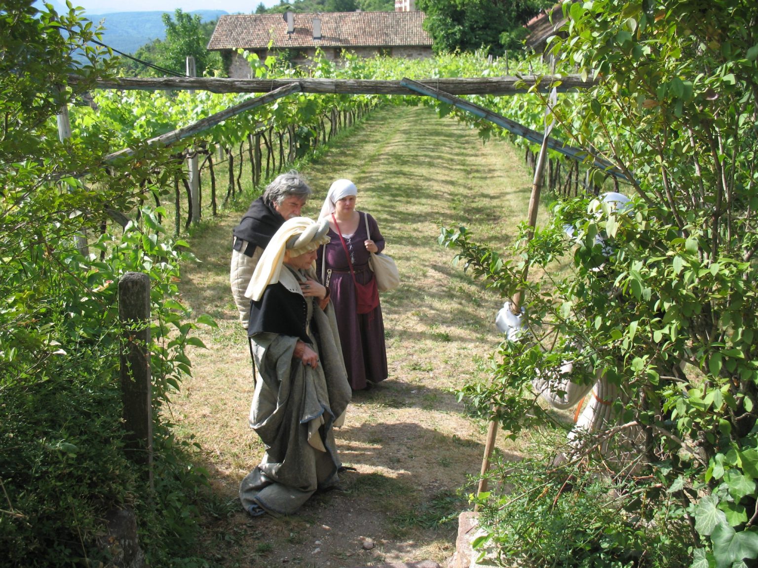 Der Eppaner Burgenritt wird belgeitet von mittelalterlich gekleideten Darstellern