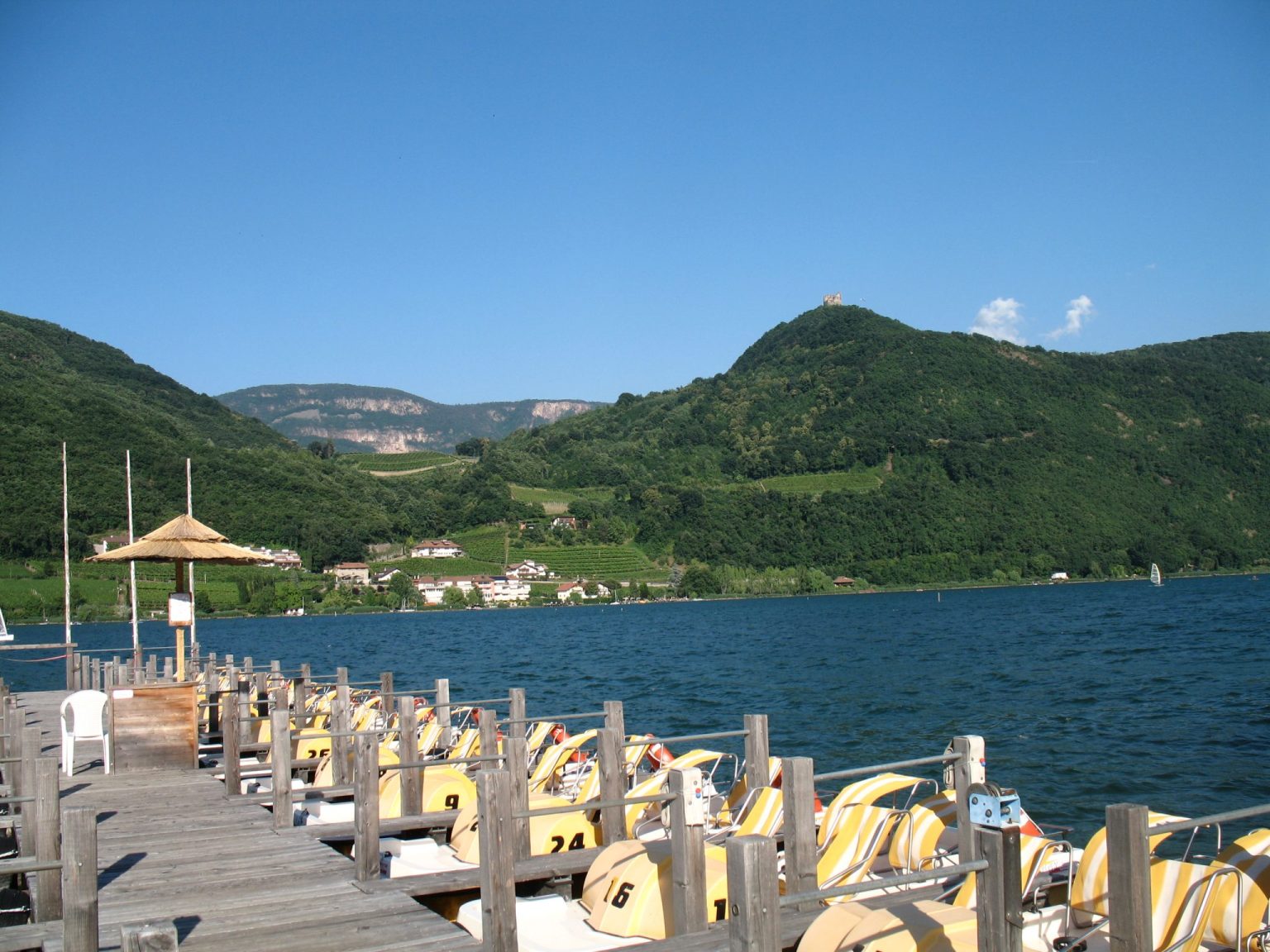 Tretbootverleih am Kalterer See mit Blick auf die Leuchtenburg