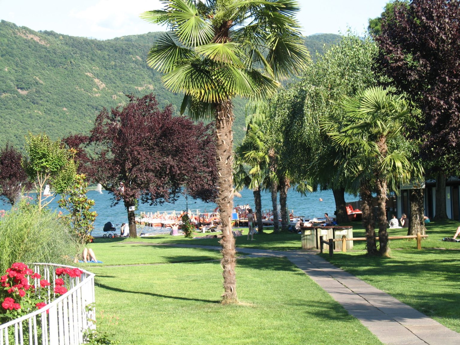 Eine der großzügigen Liegewiesen am Lido des Kalterer Sees