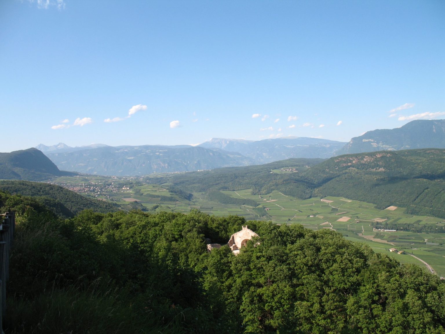 Blick von Altenburg auf die alte Ruine, Kaltern und im Hintergrund die Sarntaler Alpen und das Rittner Horn
