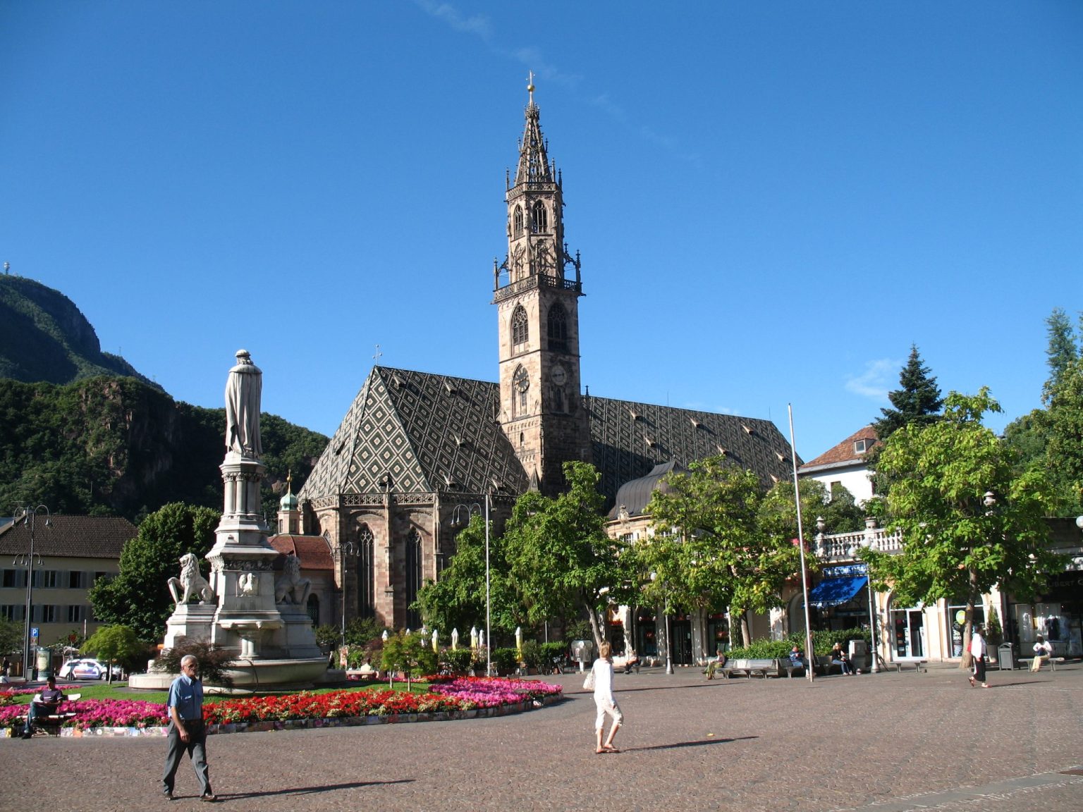 Blick auf den Dom zu Bozen und der Statue des Minnesängers Walther von der Vogelweide