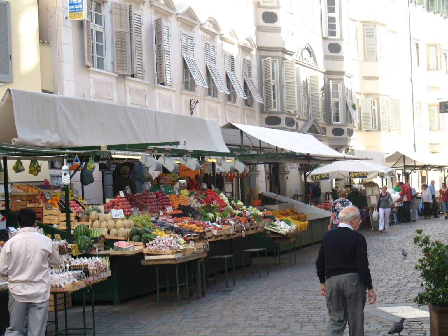 Blick auf den malerischen Obstmarkt im Zentrum von Bozen