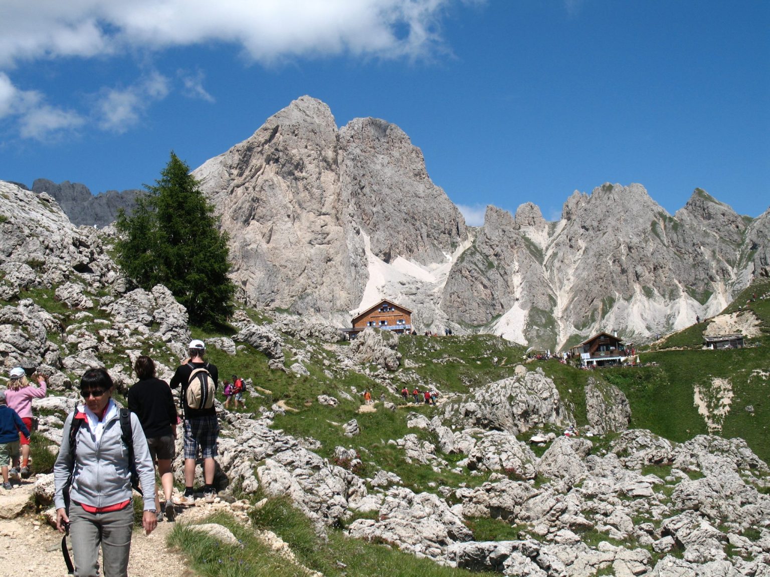 Blick auf die Rotwandhütte und dem Rosengarten