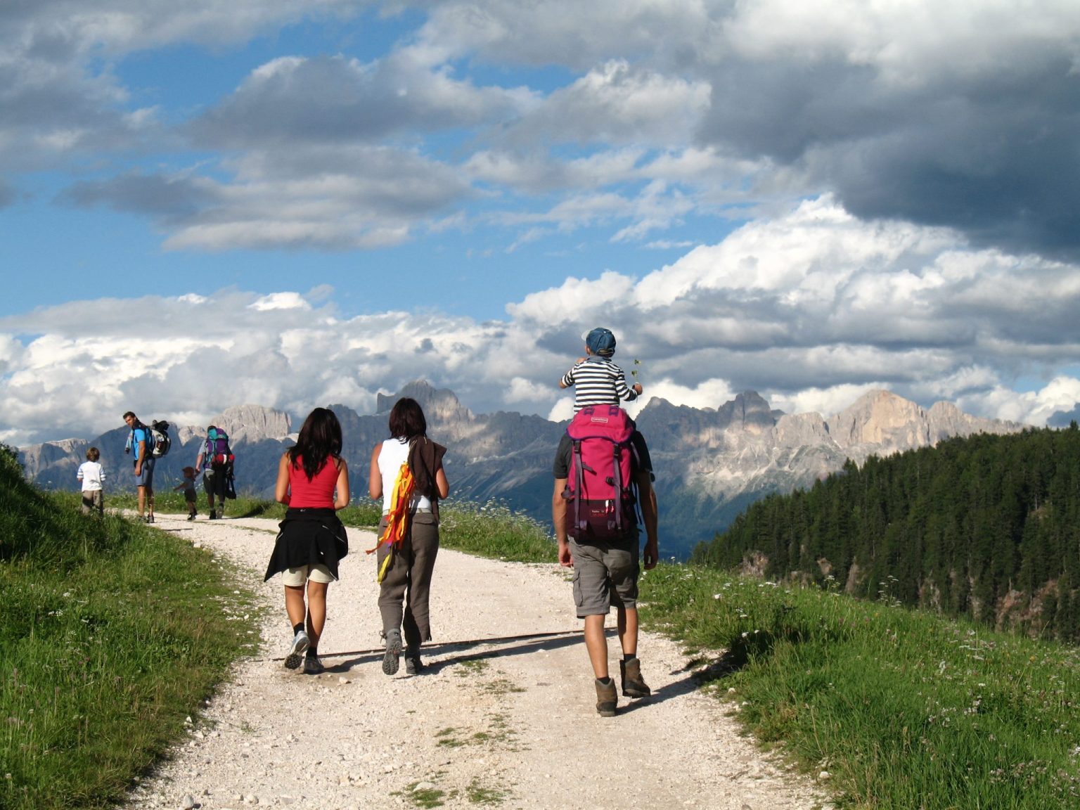 Blick vom Wanderweg in Richtung Rosengarten und die umliegenden Dolomiten
