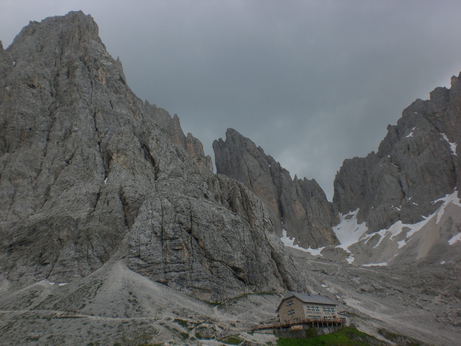Die Langkofelhütte liegt beeindruckend im Felsmassiv des Langkofels eingebettet