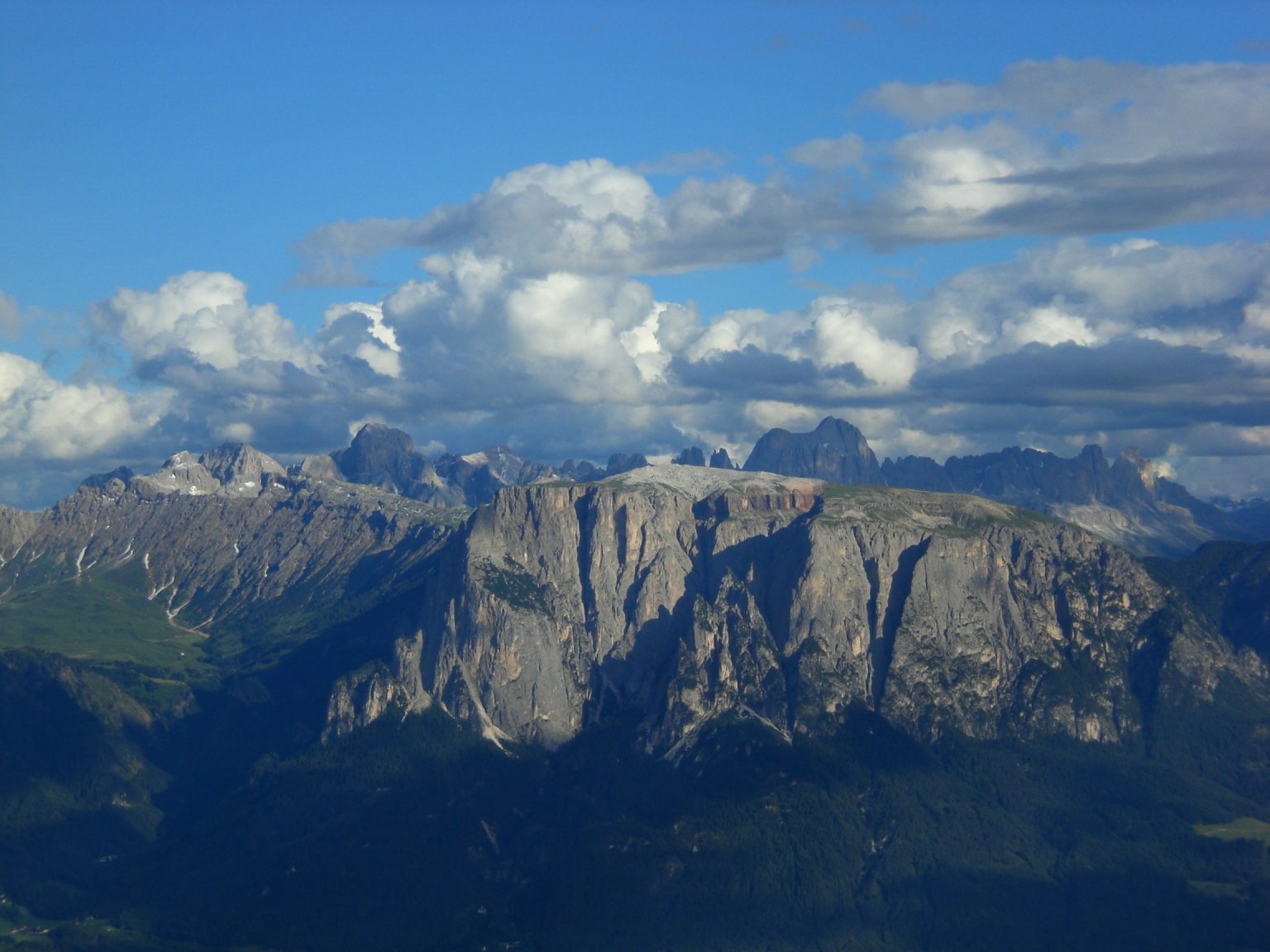 Der Schlern und die Marmolada im Hintergrund vom Rittner Horn aus gesehen