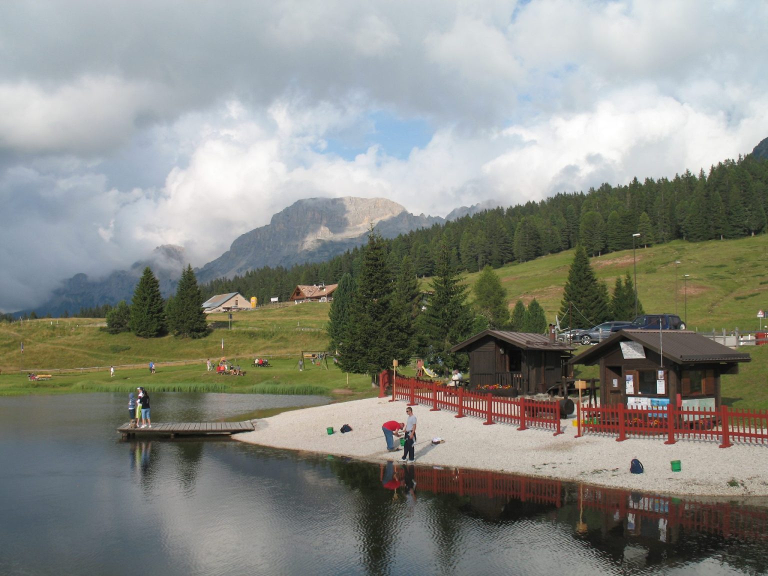 Blick vom See in Richtung Rosengarten