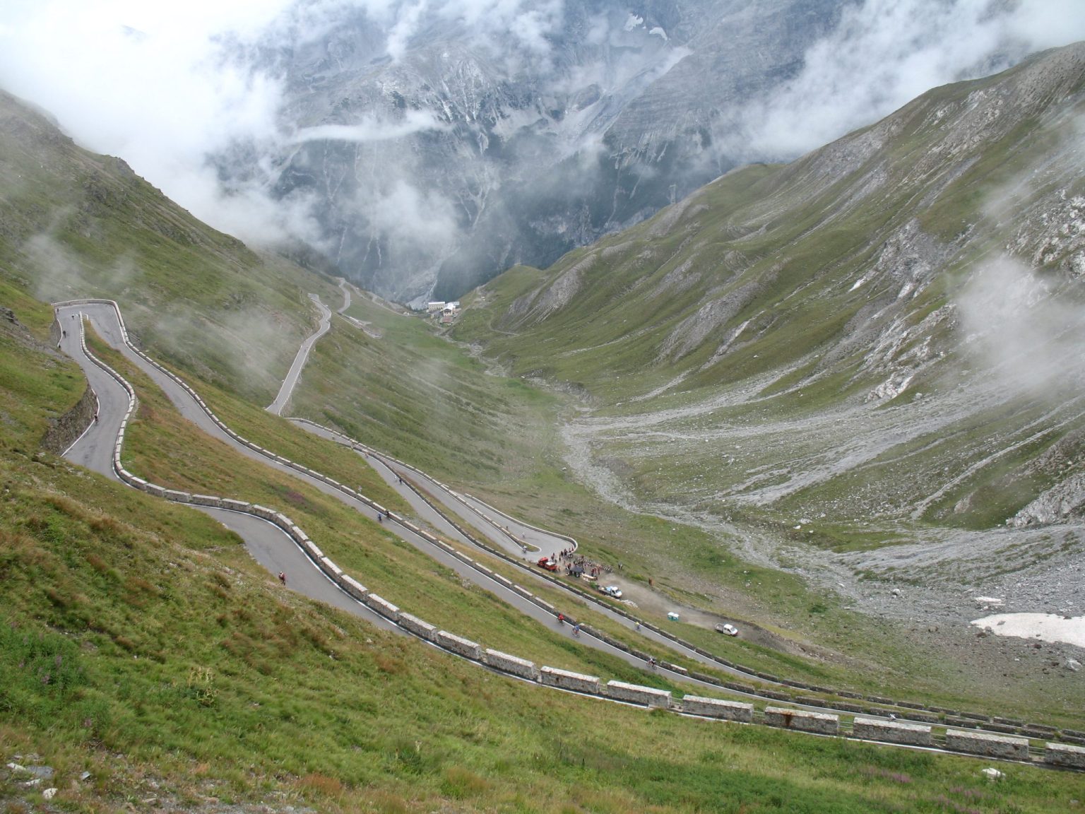 Die hochalpine Strasse zieht sich über insgesamt 44 Kehren bis auf den Pass