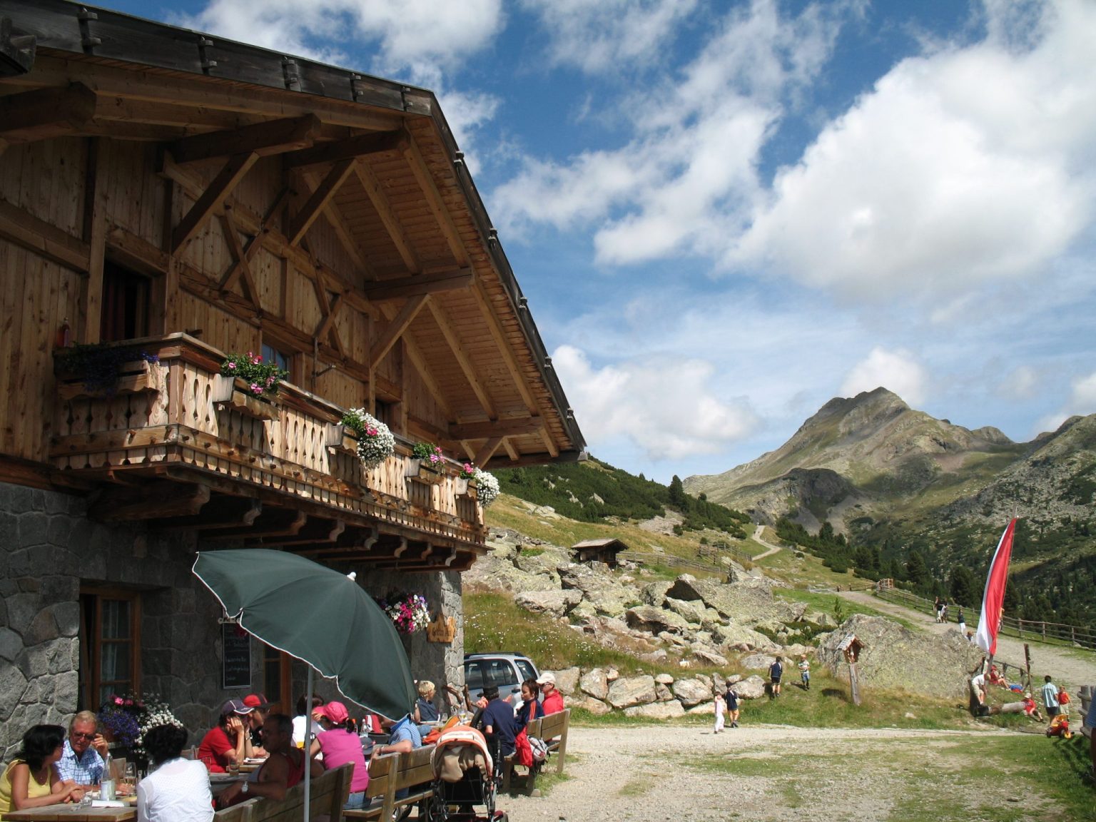 Die Gedrumalm mit der Kassianspitze gegen Norden