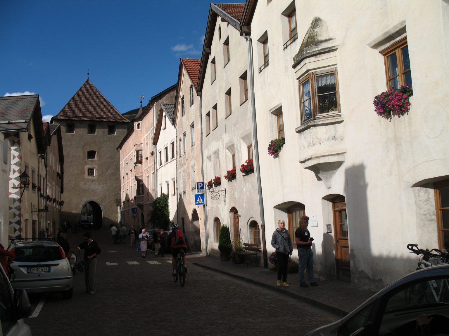 Blick auf eines der Stadttore der Stadt Glurns