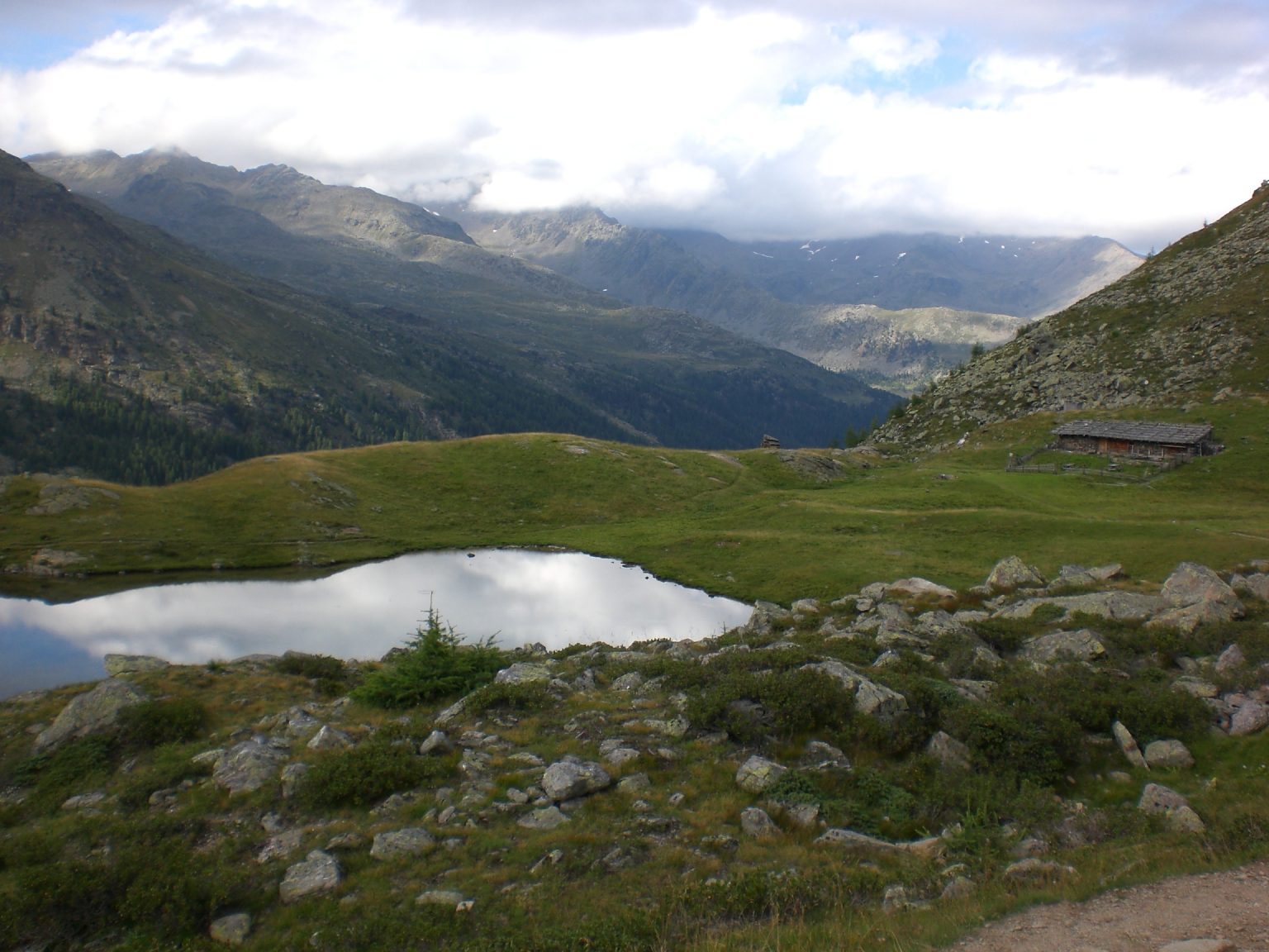 Der Rückweg empfiehlt sich über einen Rundwanderweg vorbei am Fischersee und runter nach Weißbrunn