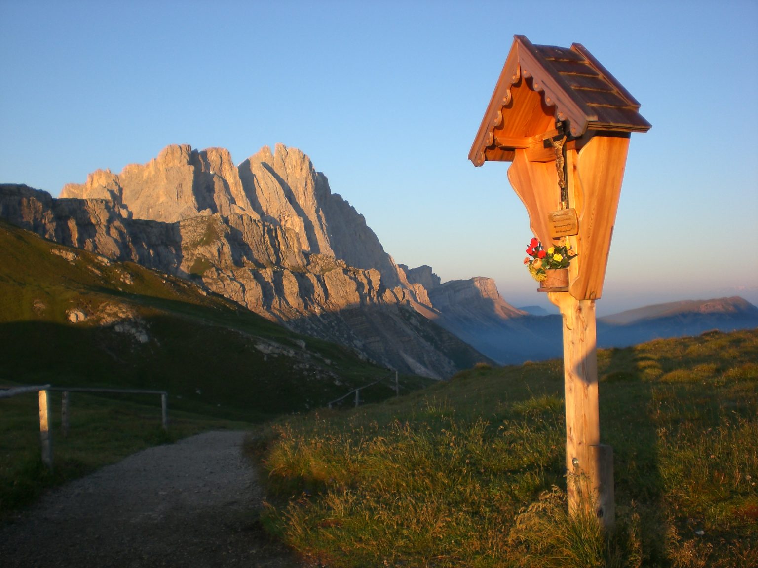 Morgenstimmung nahe der Schlüterhütte mit den Geislern im Hintergrund