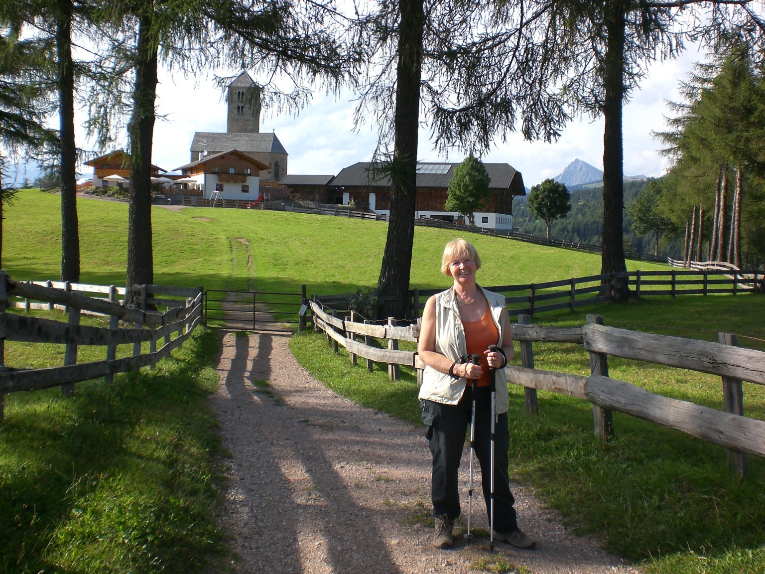 Langfennkirchlein mit danebenstehendem Landgasthof