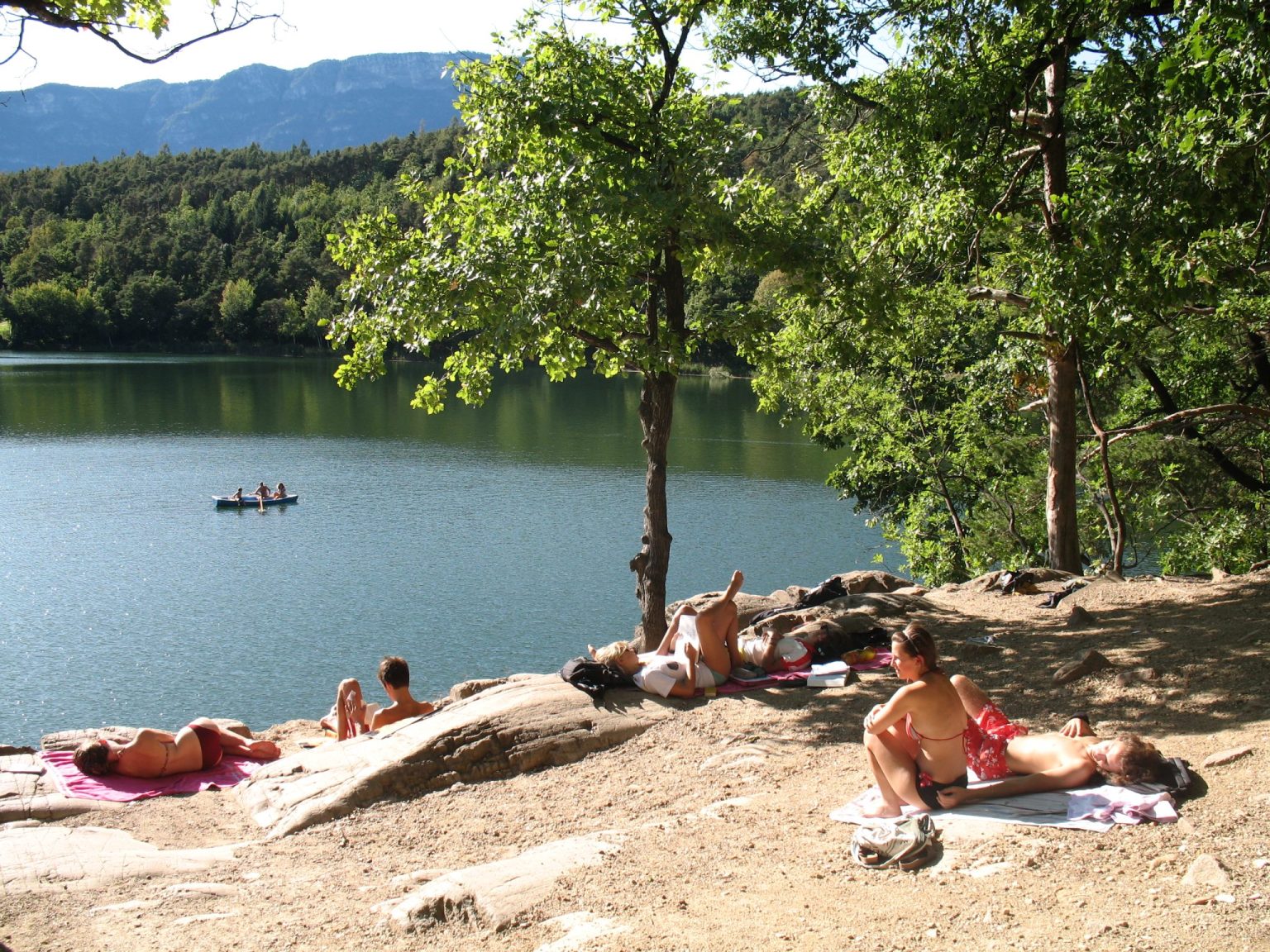 An mehreren Stellen kann im großen und kleinen Montiggler See gebadet werden