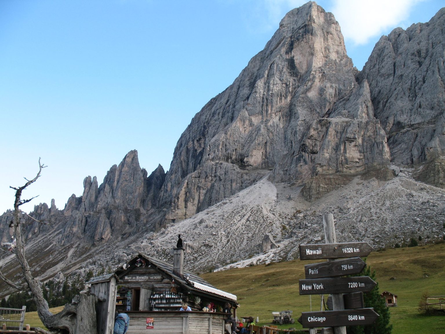 Almhütte bzw. Einkehrmöglichkeit am Fusse des Peitlerkofels