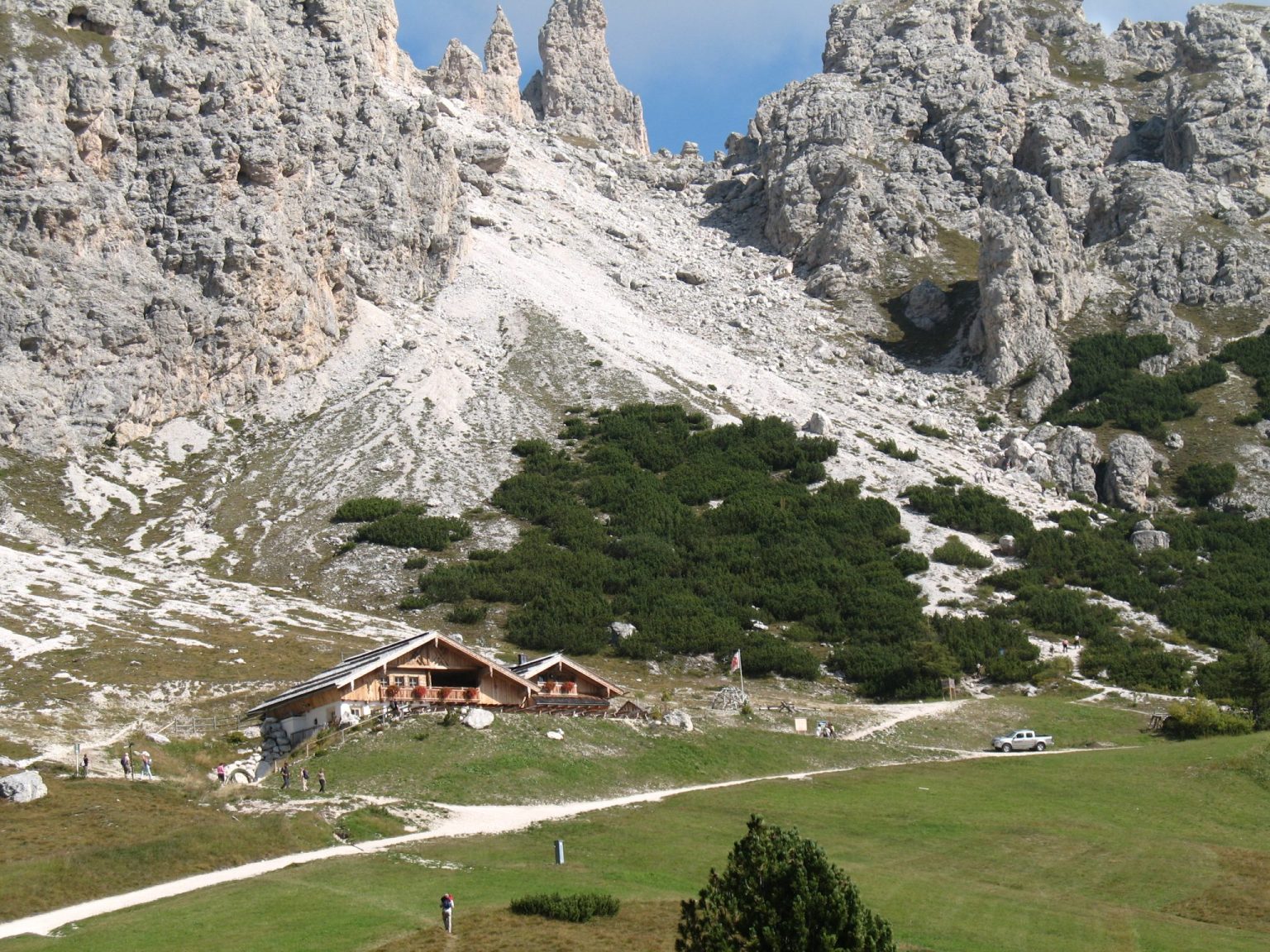 Die Jimmyhütte auf dem Grödner Joch; Ausgangspunkt und Ziel der Rundwanderung