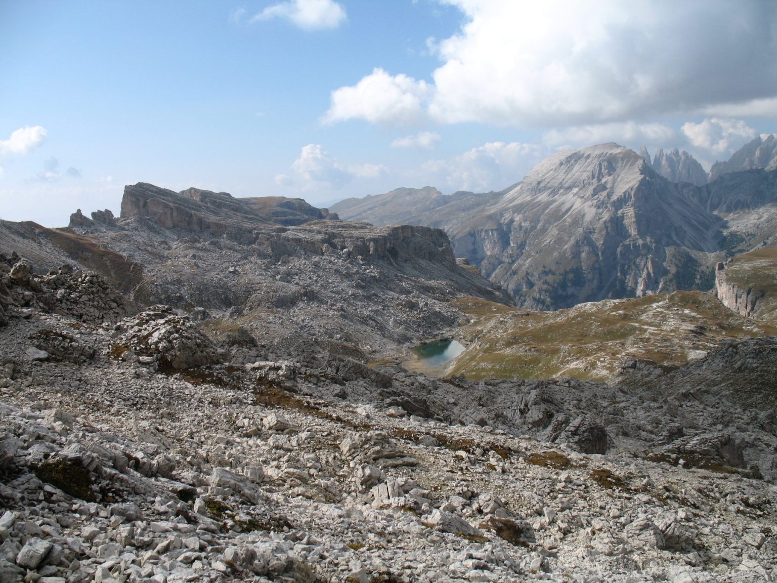 Blick auf den Crespeinasee und die Geislerspitzen im Hintergrund