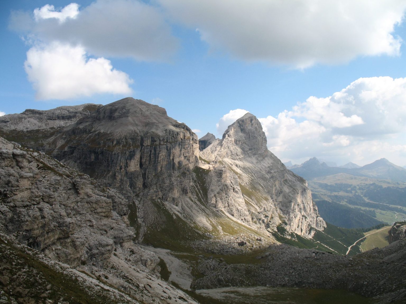 Blick auf den Sassongher mit Corvara und Kolfuschg im Hintergrund