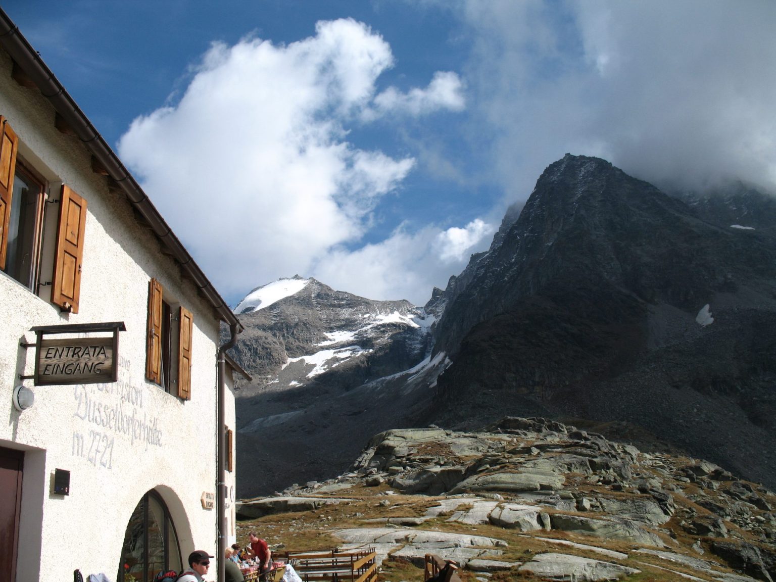 Die Düsseldorferhütte mit Blick auf die Vertainspitze