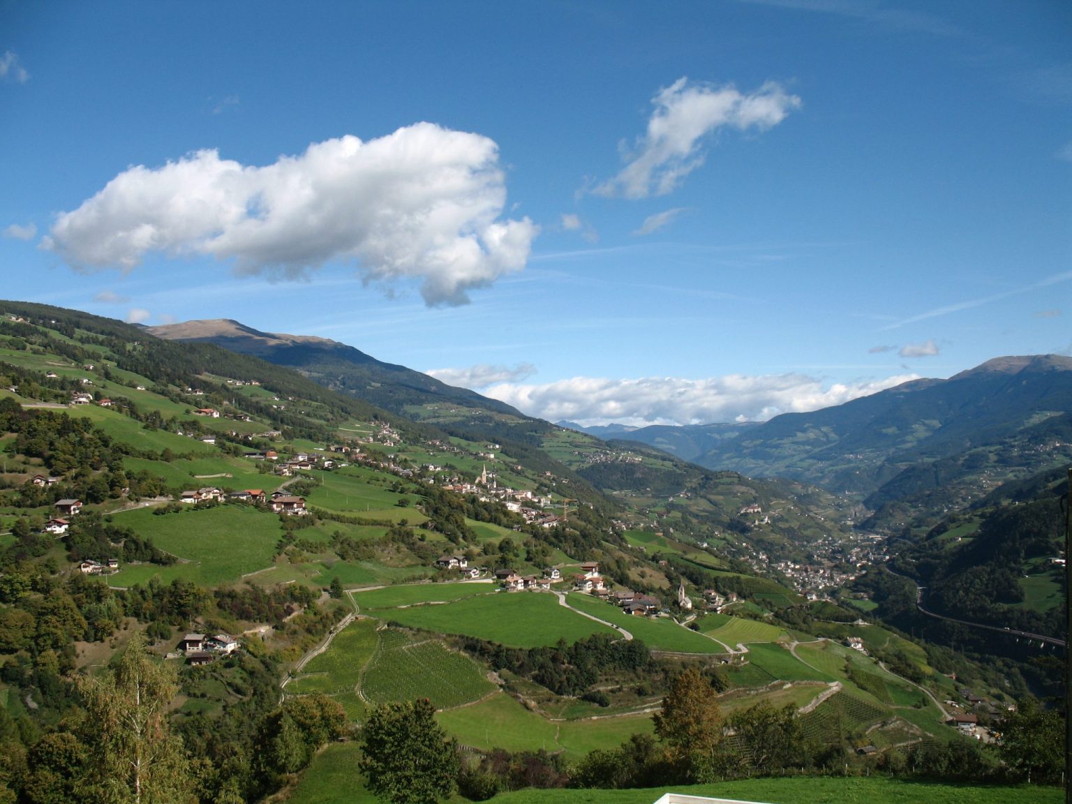 Blick vom Kastanienweg Richtung Norden in Richtung Klausen, Brixen und die Plose