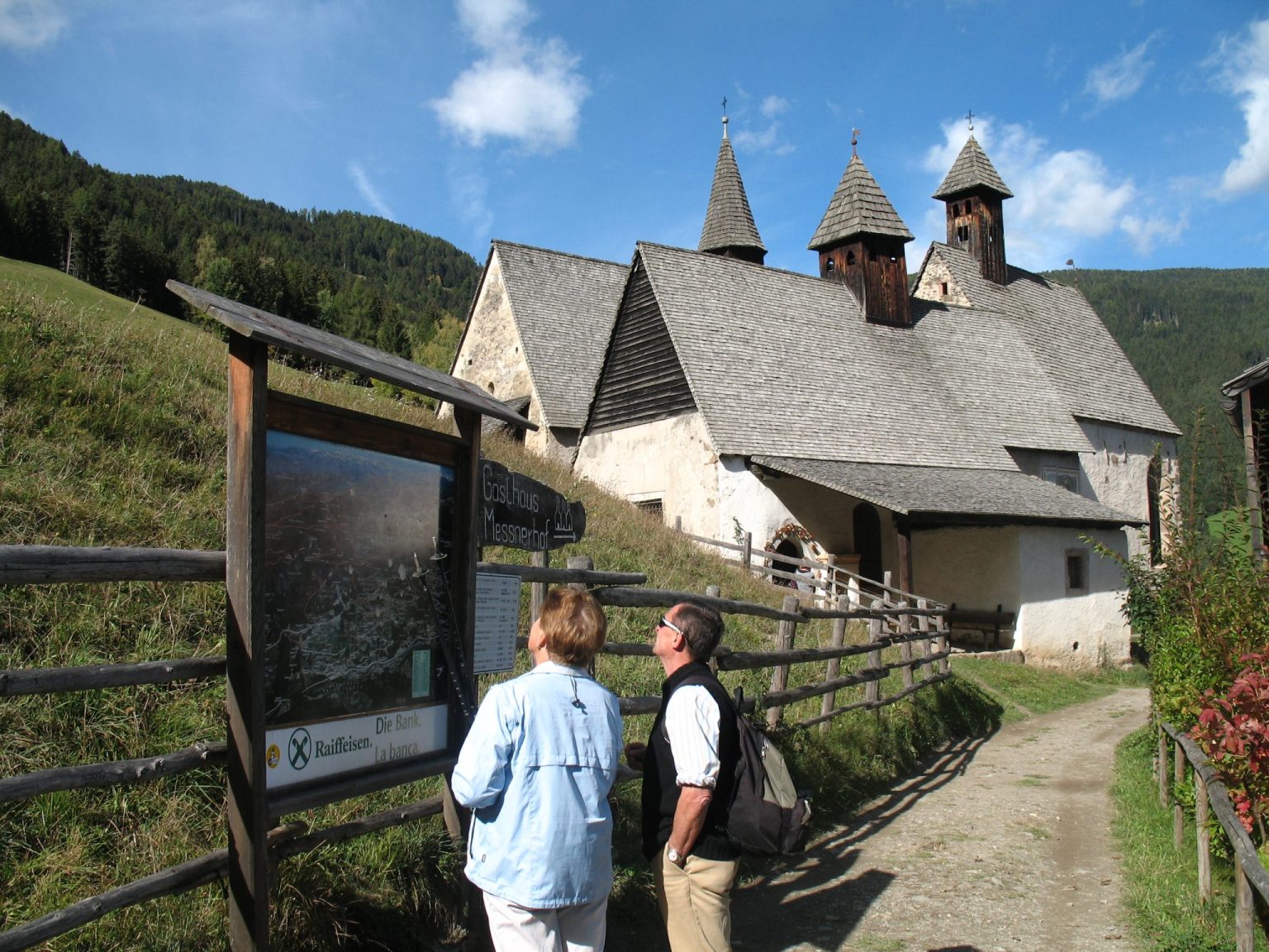 Der Weiler Dreikirchen im Eisacktal