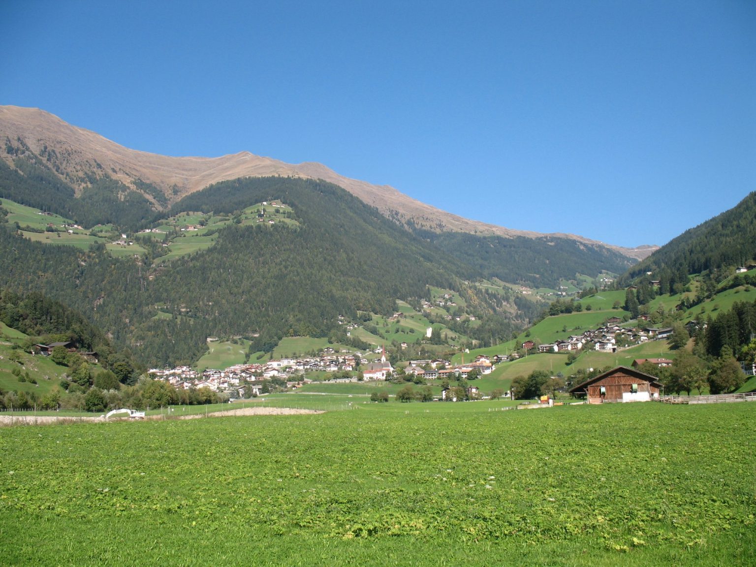 Blick auf St. Leonhard im Passeiertal mit dem Jaufenpass im Hintergrund