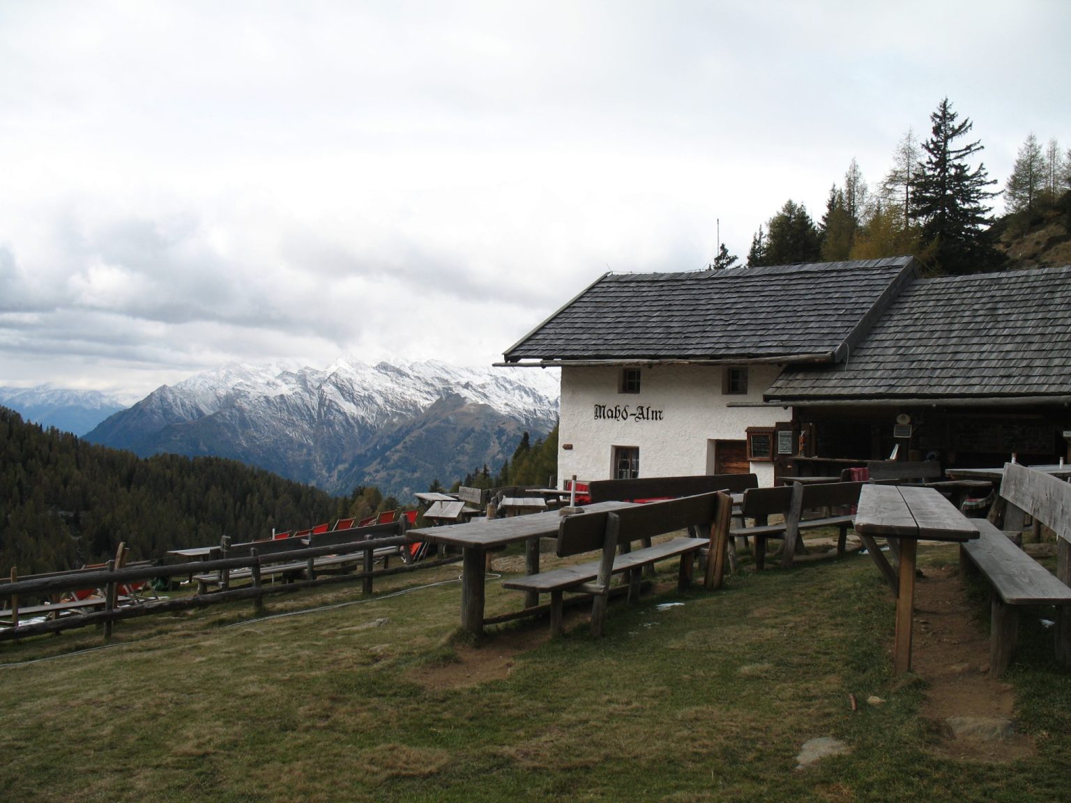 Blick von der sehr gut bewirtschafteten Mahdalm in Richtung Vinschgau