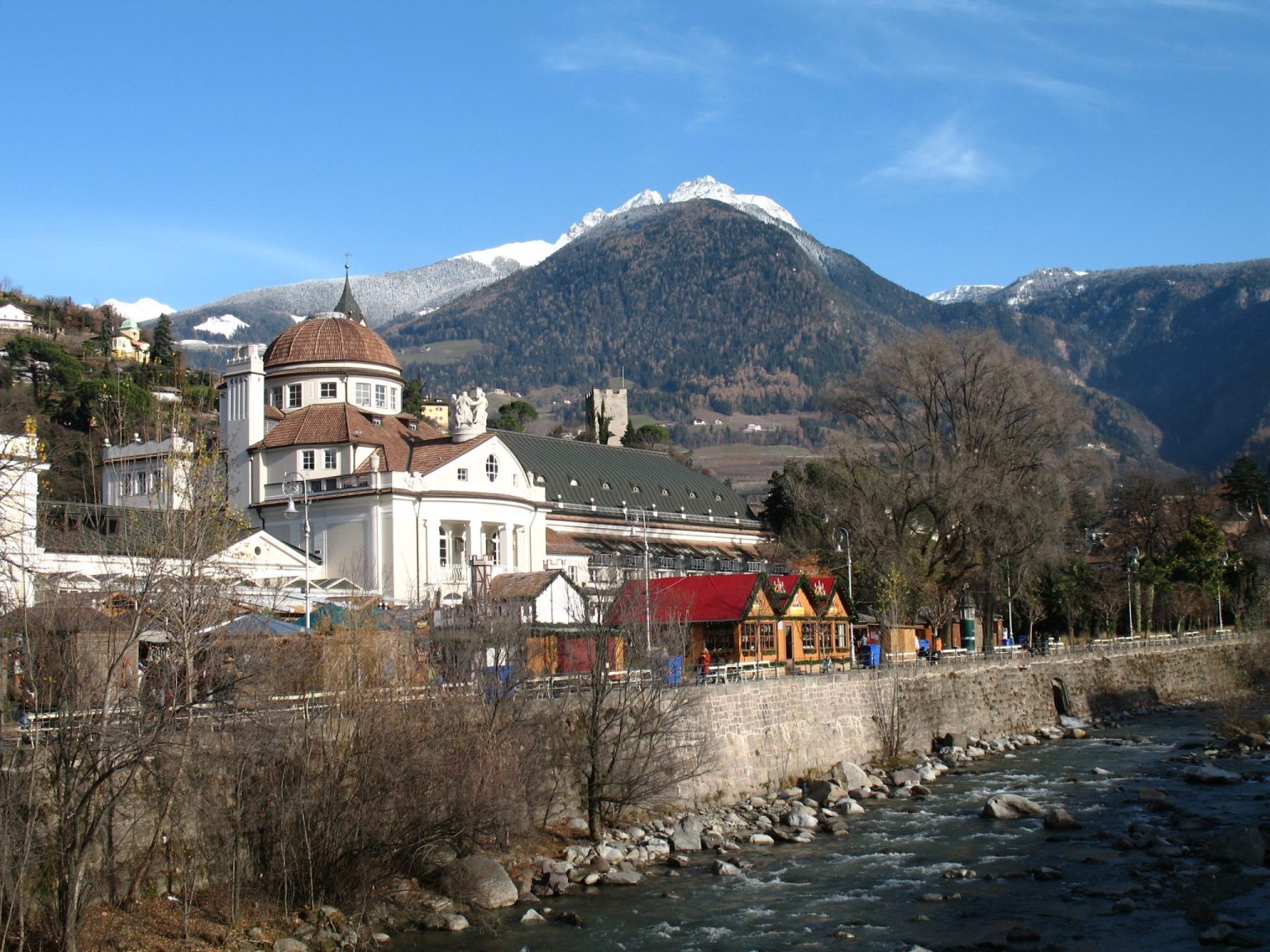 Das Kurhaus von Meran mit Blick auf den Ifinger und das Skigebiet Meran 2000