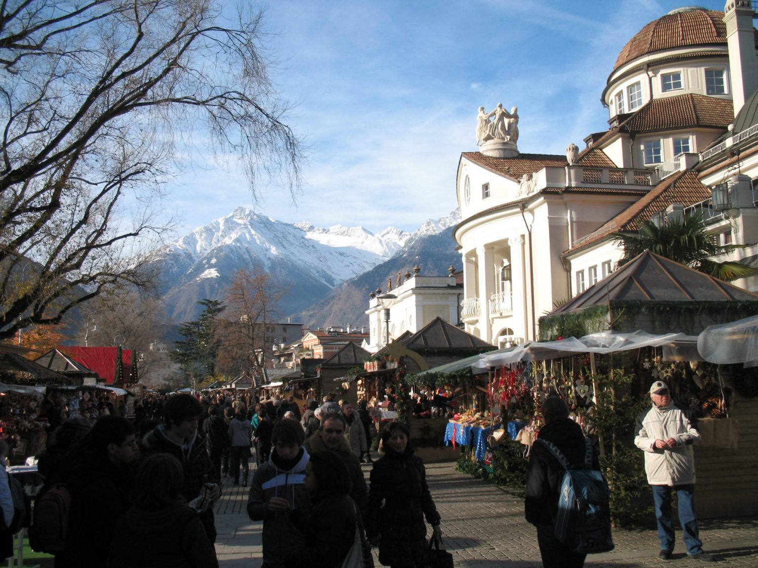 Weihnachtsmakrt in Meran vor dem Kurhaus auf der Passerpromenade