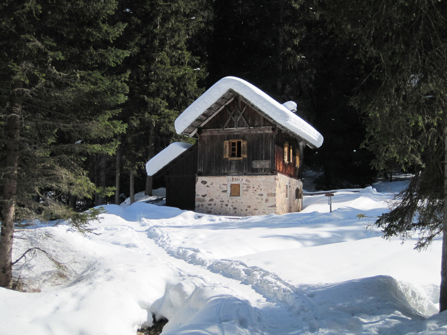 Idylle am Waldrand in der Nähe des Parkplatzes Zanser Alm