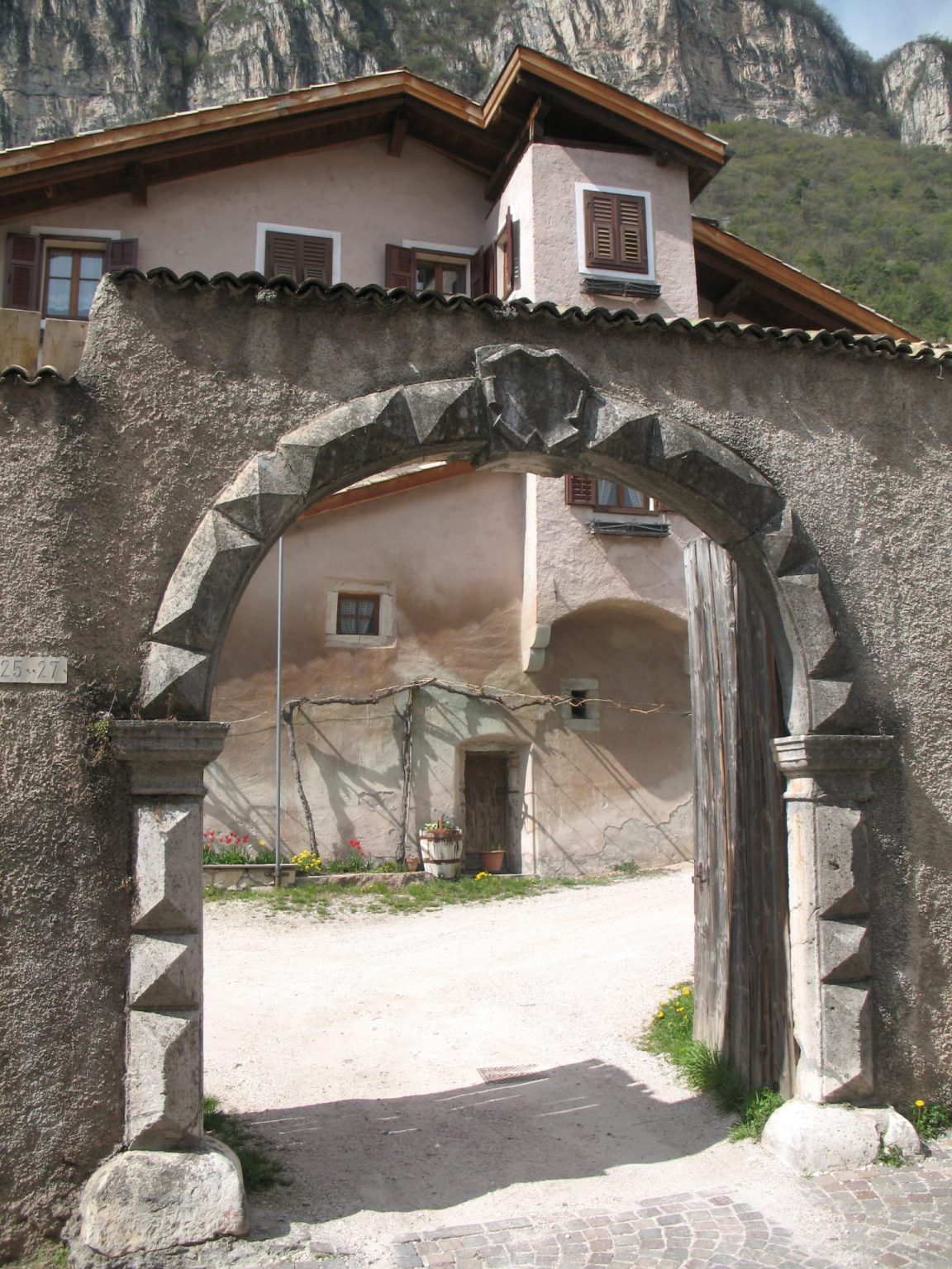 Eingangtor zu einem alten landwirtschatlichem Gehöft in Kurtatsch
