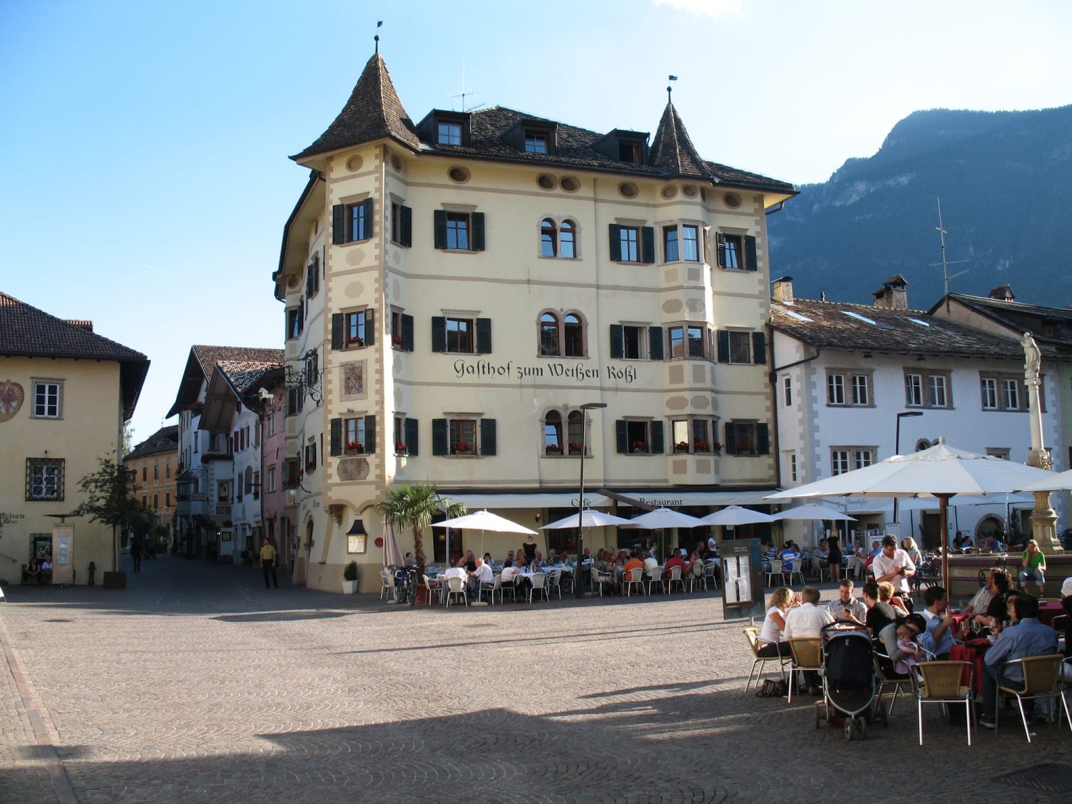 Der Marktplatz in Kaltern ist Schauplatz der abendlichen Veranstaltung