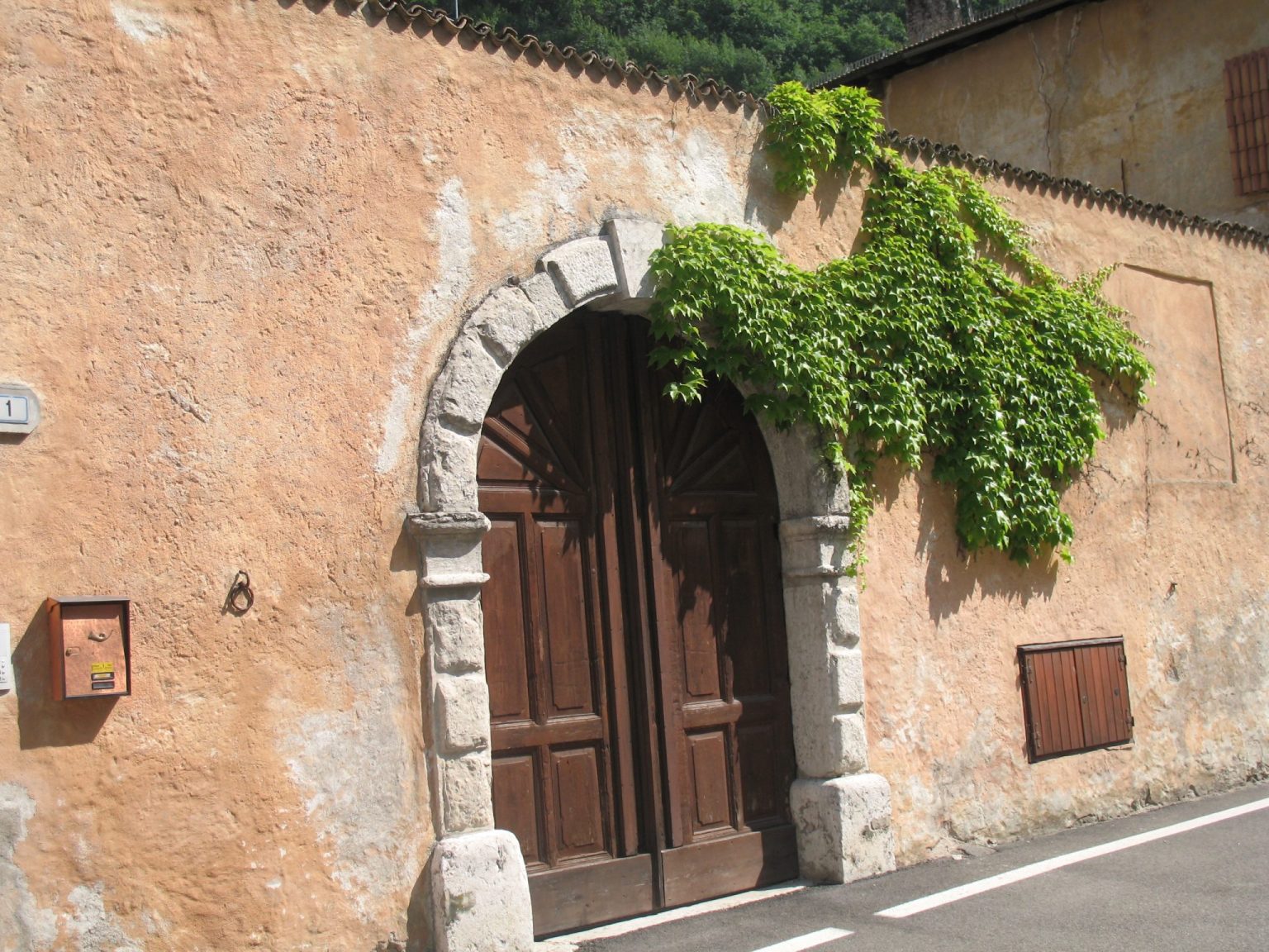 Historischer Torbogeneingang in Salurn