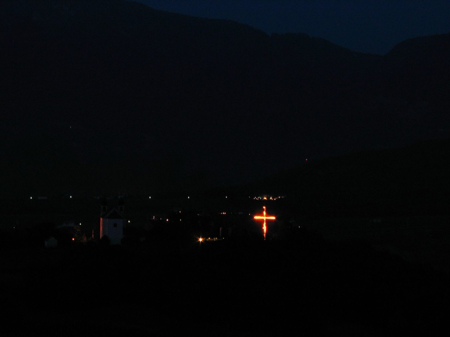Brennendes Kreuz neben der Gleifkirche in Eppan