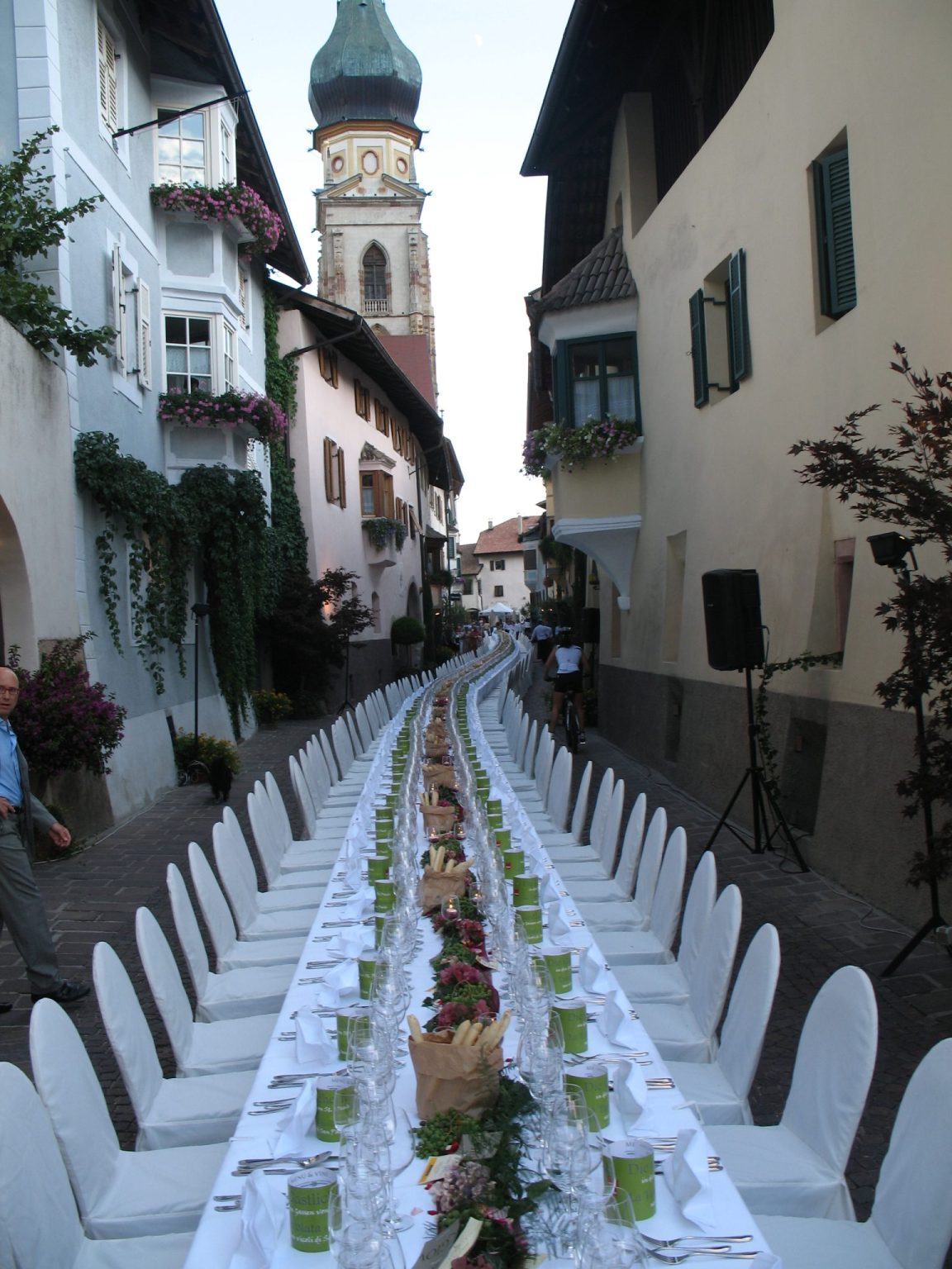 Blick auf die wohl längste und schönste gastliche Tafel in Südtirol