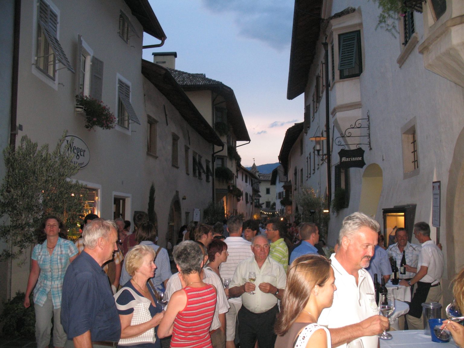 Weinpromenade im historischen Dorfkern von St. Pauls
