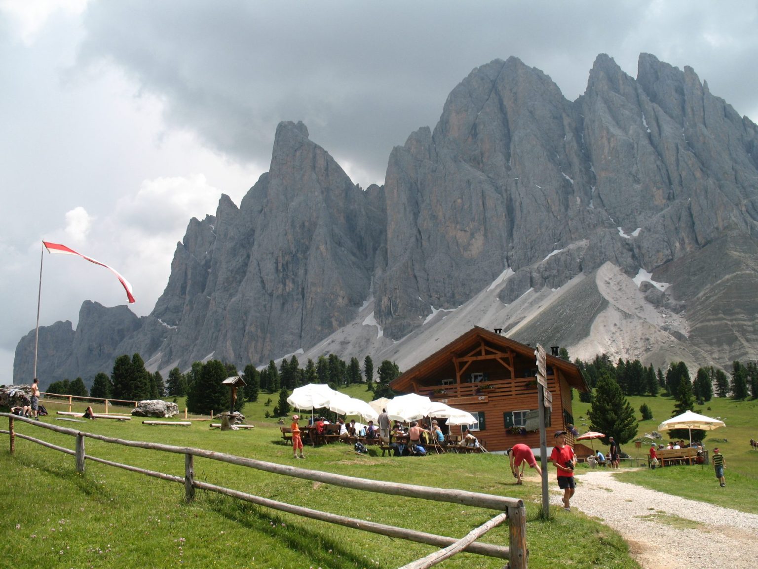 Die Gschnagenhardalm am Fuße der Geislerspitzen
